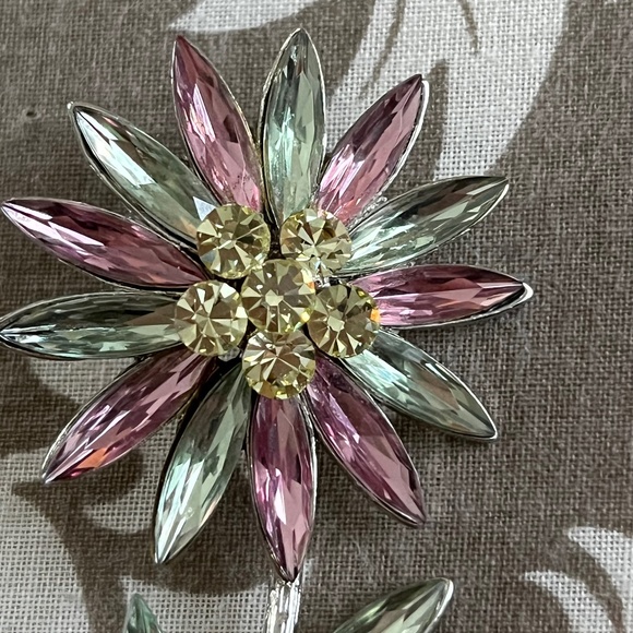 Pretty Flower Brooch - Picture 4 of 4